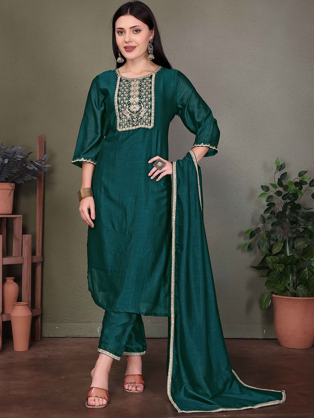 Gee Next Creation Floral Yoke Design Zari Straight Kurta With Trouser And Dupatta, Green
Gee Next Creation Floral Yoke Design Zari Straight Kurta With Trouser And Dupatta, Green