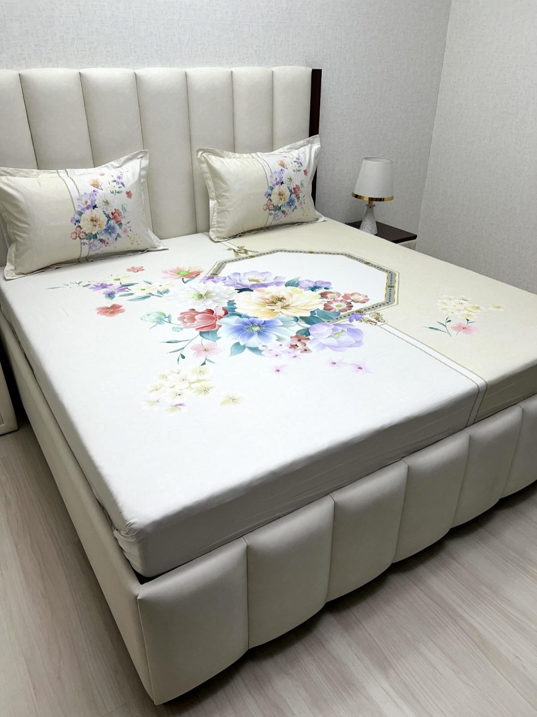 Pure Decor Beige Floral Printed 380 TC Pure Cotton King Bedsheet Set 2.74 m x 2.74 m
Pure Decor Beige Floral Printed 380 TC Pure Cotton King Bedsheet Set 2.74 m x 2.74 m