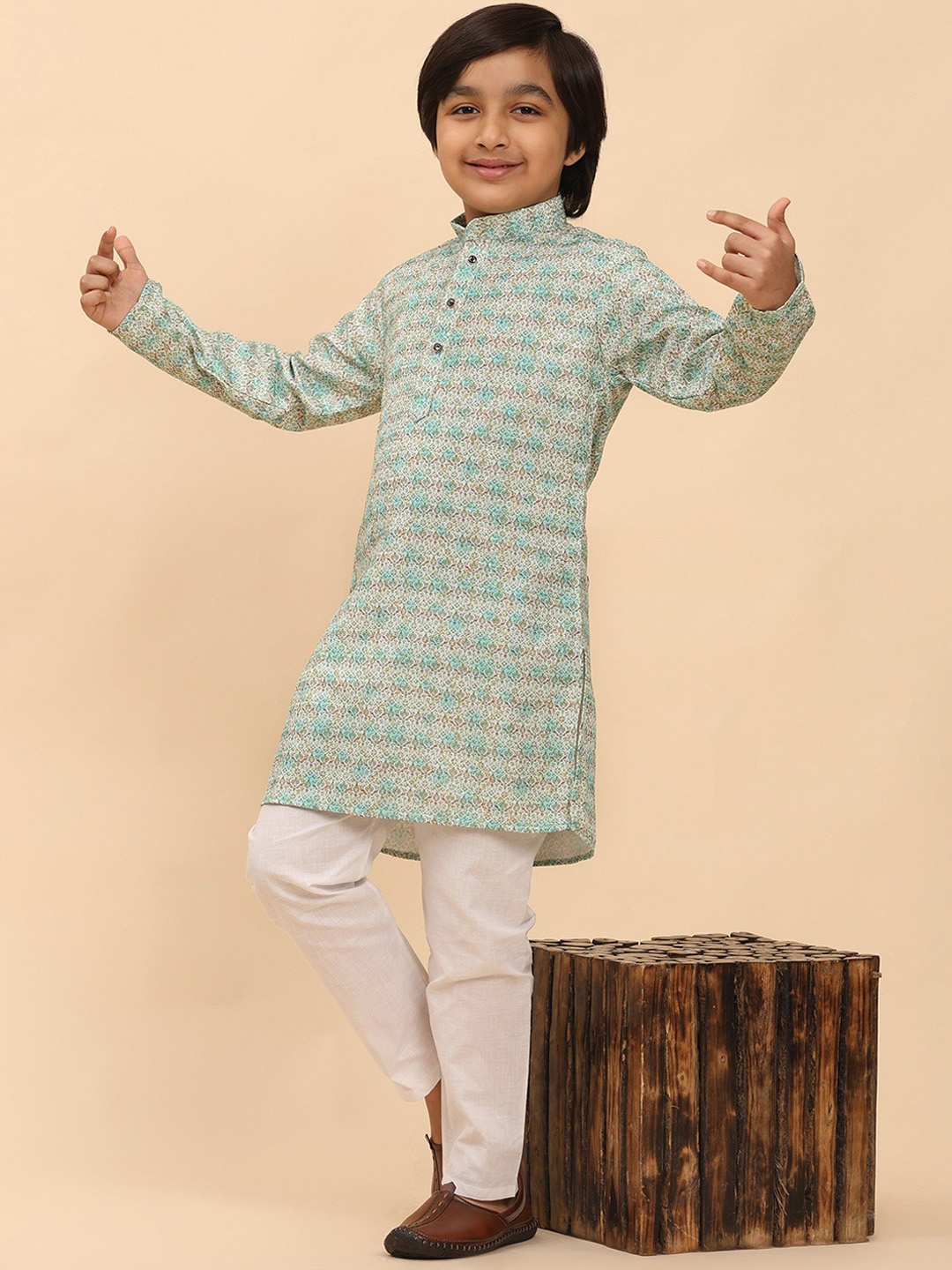 Pro-Ethic STYLE DEVELOPER Boys Mandarin Collar Embroidered Pure Cotton Kurta With Trousers, Green
Pro-Ethic STYLE DEVELOPER Boys Mandarin Collar Embroidered Pure Cotton Kurta With Trousers, Green