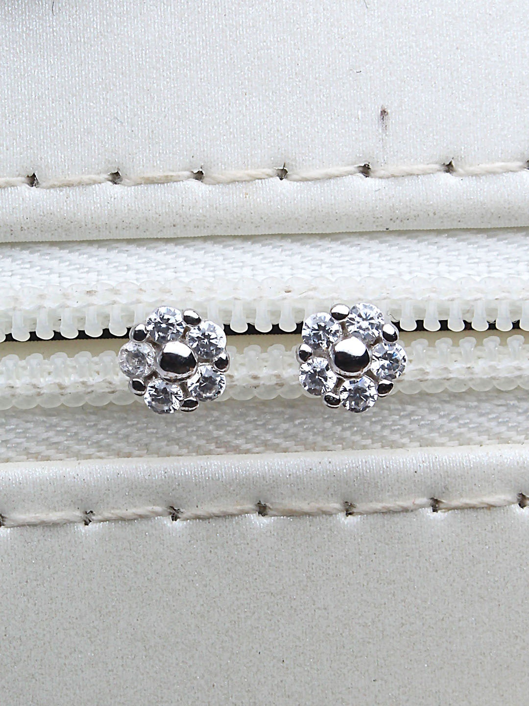 DEVASHREE 925 Sterling Silver Rhodium-Plated Cubic Zirconia Studded Floral Shaped Studs
DEVASHREE 925 Sterling Silver Rhodium-Plated Cubic Zirconia Studded Floral Shaped Studs