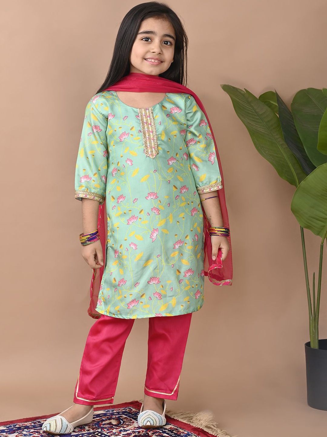 Here&Now X Kinder Kids Girls Floral Printed Straight Kurta With Trouser & Dupatta, Green
Here&Now X Kinder Kids Girls Floral Printed Straight Kurta With Trouser & Dupatta, Green