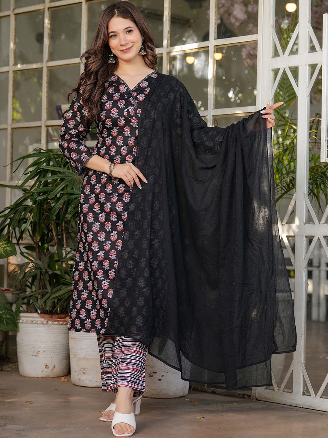 ZIBLON Floral Printed Pure Cotton V-Neck Straight Kurta With Trousers & Dupatta, Black
ZIBLON Floral Printed Pure Cotton V-Neck Straight Kurta With Trousers & Dupatta, Black