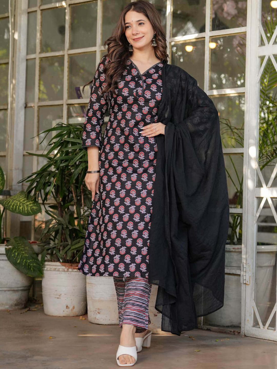 Anara Floral Printed V-Neck Straight Pure Cotton Kurta With Pyjama And Dupatta, Black
Anara Floral Printed V-Neck Straight Pure Cotton Kurta With Pyjama And Dupatta, Black