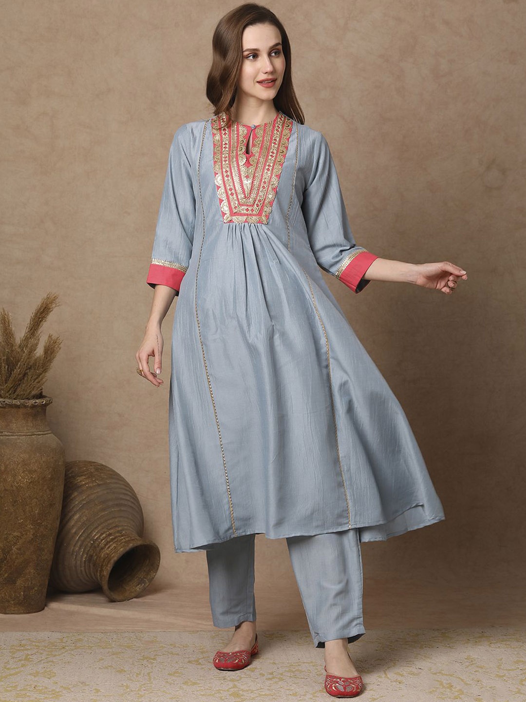 FASHOR Floral Yoke Design Pleated Panelled Keyhole Neck Sequinned A-Line Kurta & Trousers, Grey
FASHOR Floral Yoke Design Pleated Panelled Keyhole Neck Sequinned A-Line Kurta & Trousers, Grey