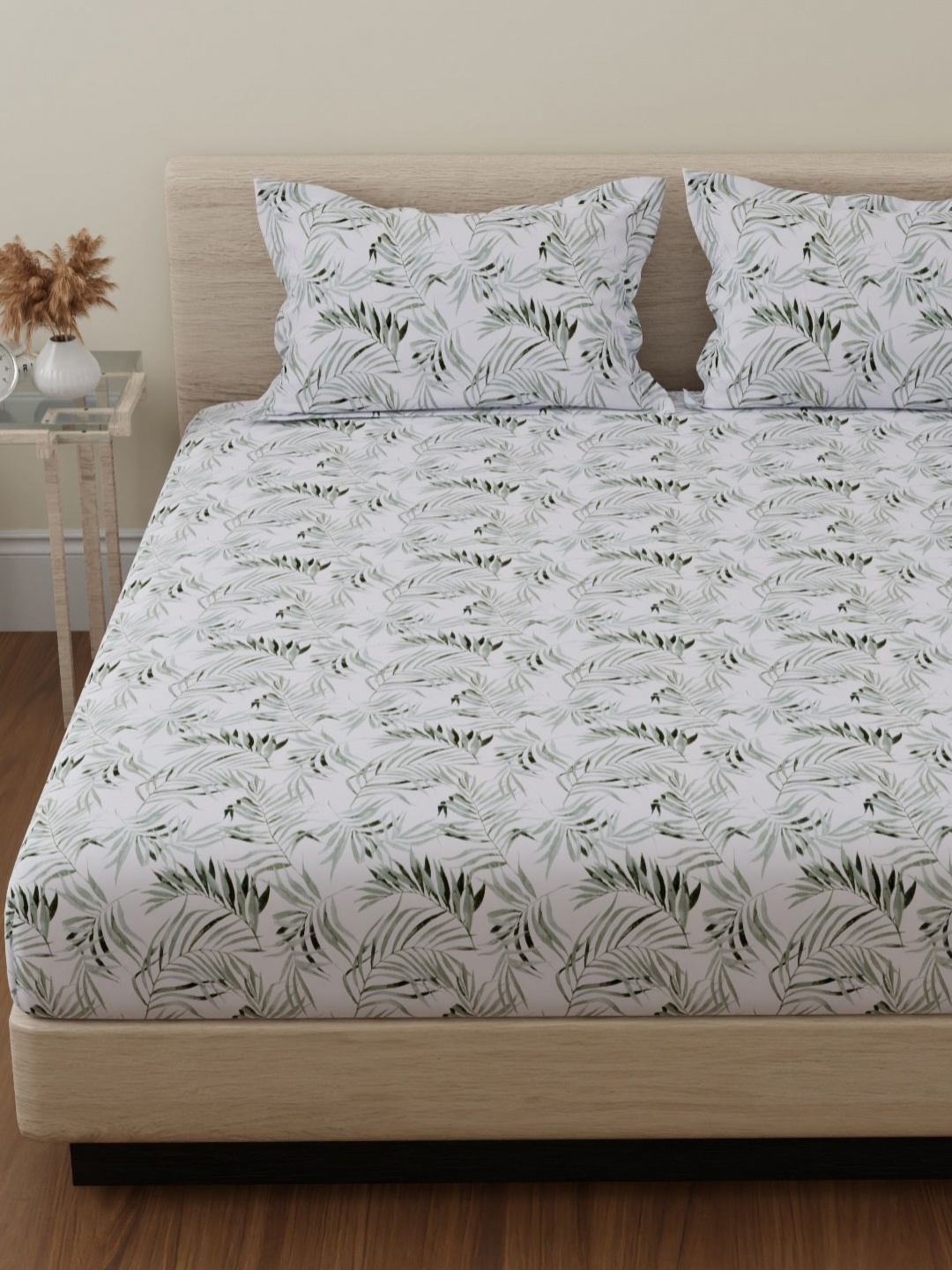 Huesland Green & White Floral Printed 144 TC Pure Cotton King Bedsheet Set 1.08cm x 1.08cm
Huesland Green & White Floral Printed 144 TC Pure Cotton King Bedsheet Set 1.08cm x 1.08cm