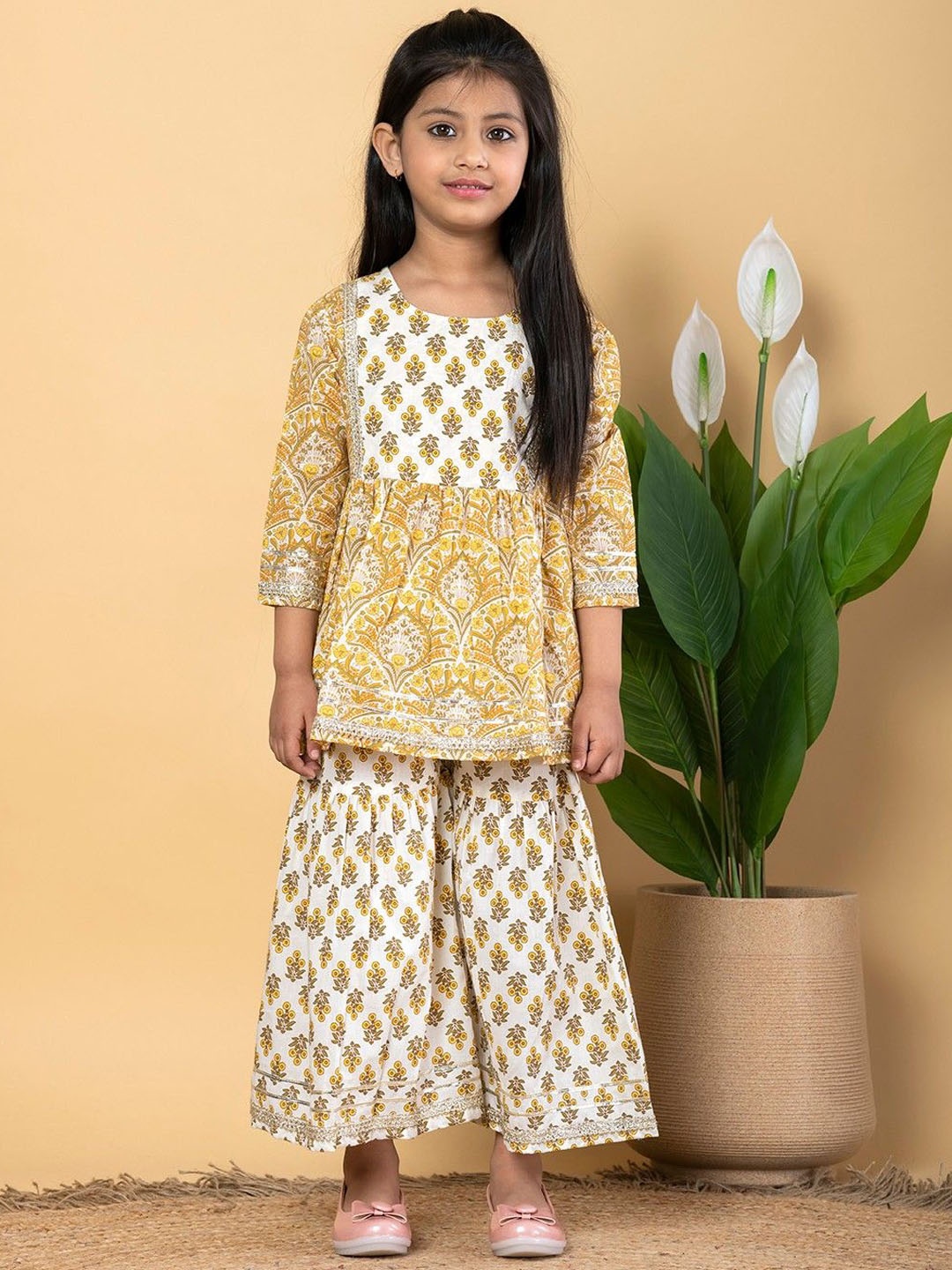 Readiprint Girls Floral Printed Round Neck Cotton Anarkali Kurti With Sharara, Green
Readiprint Girls Floral Printed Round Neck Cotton Anarkali Kurti With Sharara, Green