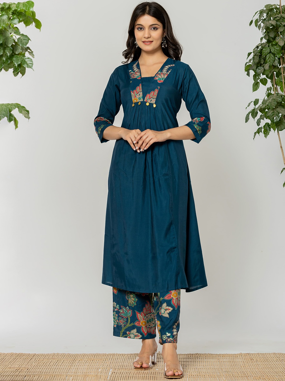 AUTUMN LANE Mika Floral Printed V-Neck Empire Pure Cotton A-Line Kurta With Trousers, Blue
AUTUMN LANE Mika Floral Printed V-Neck Empire Pure Cotton A-Line Kurta With Trousers, Blue