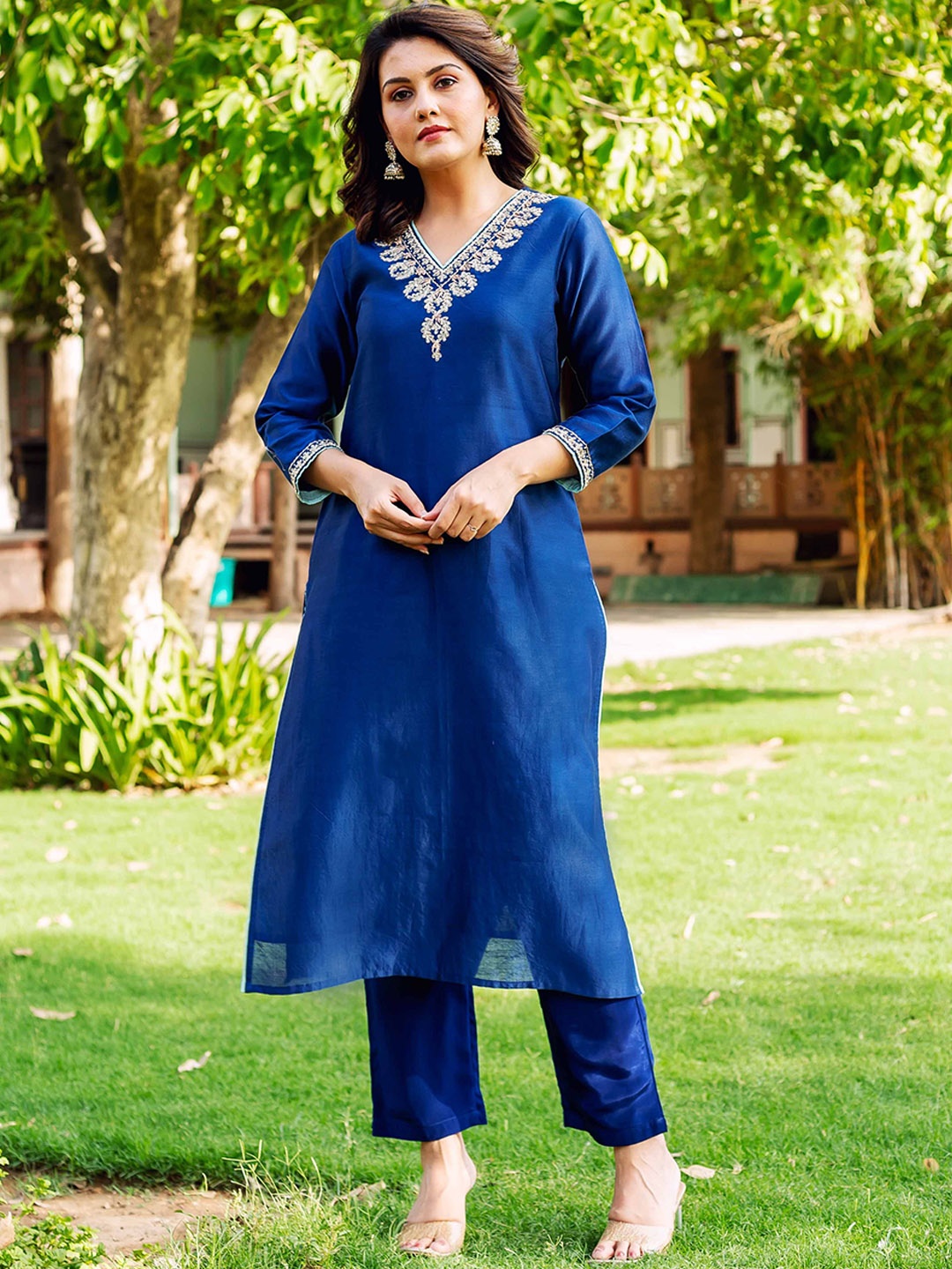 MISSPRINT Floral Embroidered V-Neck Straight Chanderi Silk Straight Kurta with Trousers, Blue
MISSPRINT Floral Embroidered V-Neck Straight Chanderi Silk Straight Kurta with Trousers, Blue