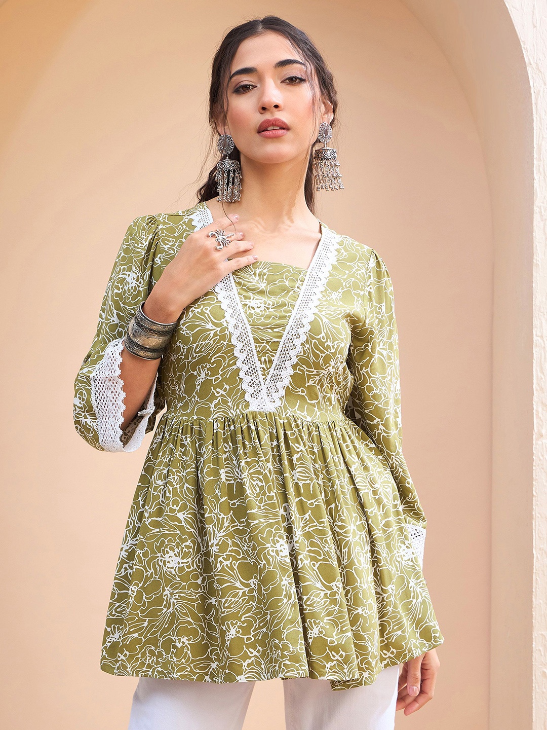 Shae by SASSAFRAS Floral Printed V-Neck Gotta Patti Gotta Patti Pleated Kurti, Green
Shae by SASSAFRAS Floral Printed V-Neck Gotta Patti Gotta Patti Pleated Kurti, Green