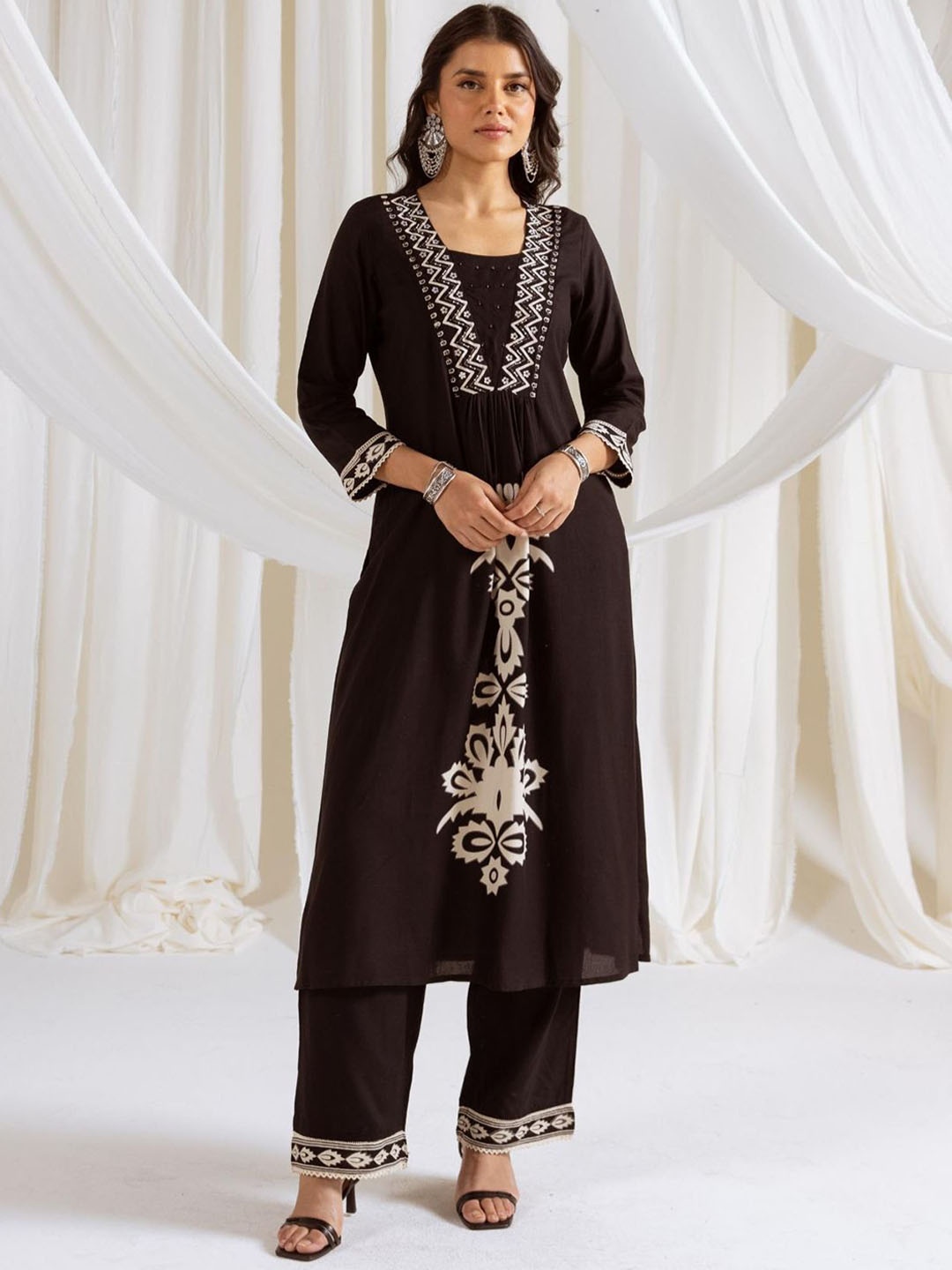 AUTUMN LANE Floral Printed V-Neck Pure Cotton A-Line Kurta With Trousers, Black
AUTUMN LANE Floral Printed V-Neck Pure Cotton A-Line Kurta With Trousers, Black