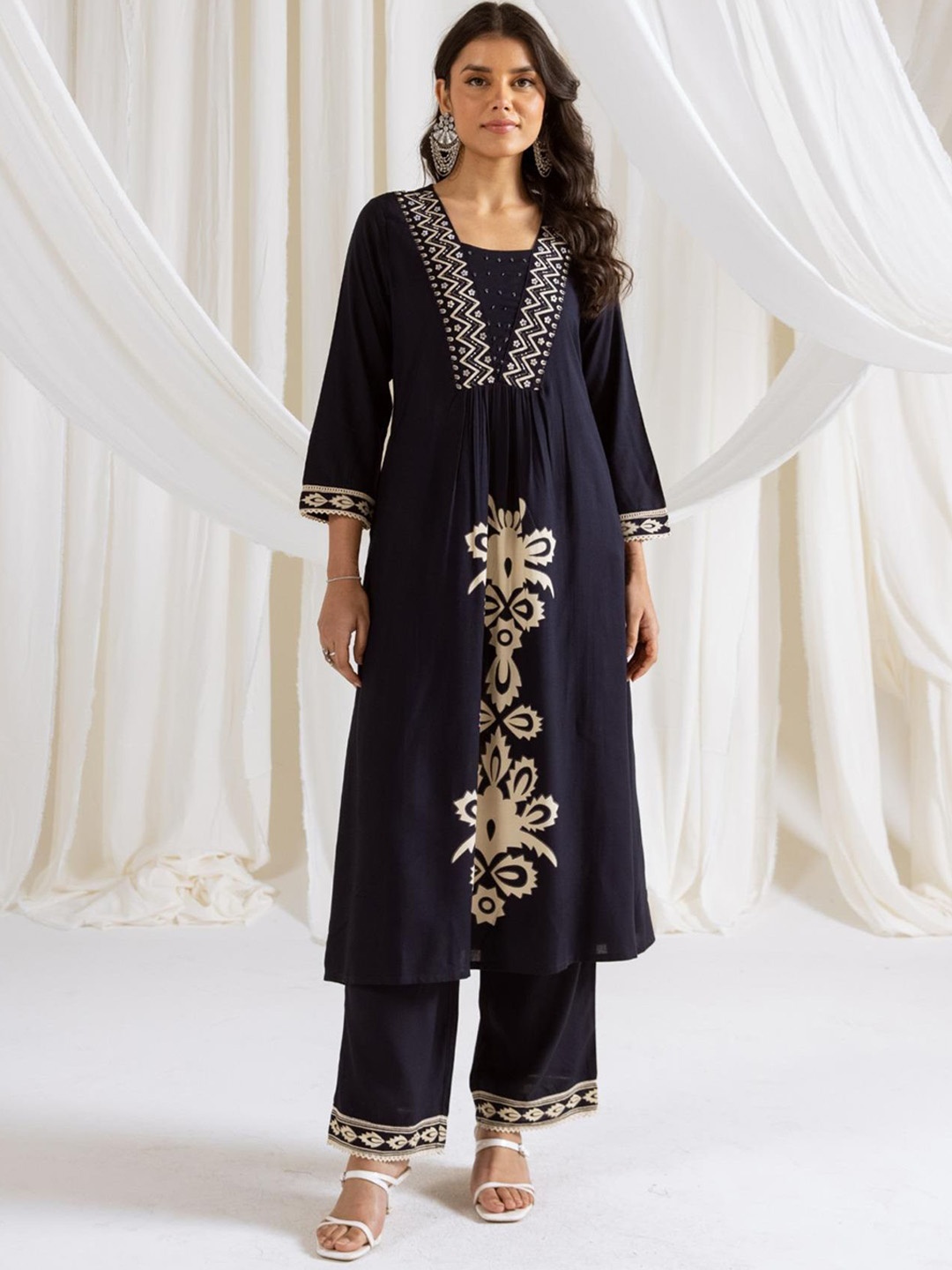 AUTUMN LANE Floral Embroidered Sequinned V-Neck Pure Cotton Kurta With Trouser, Blue
AUTUMN LANE Floral Embroidered Sequinned V-Neck Pure Cotton Kurta With Trouser, Blue