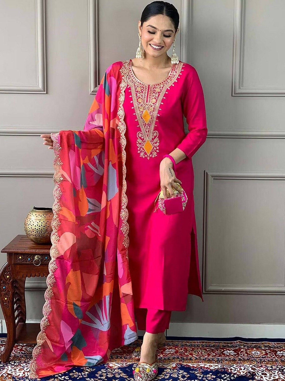 mimi design Floral Embroidered Sequinned Straight Kurta With Trousers And Dupatta, Pink
mimi design Floral Embroidered Sequinned Straight Kurta With Trousers And Dupatta, Pink