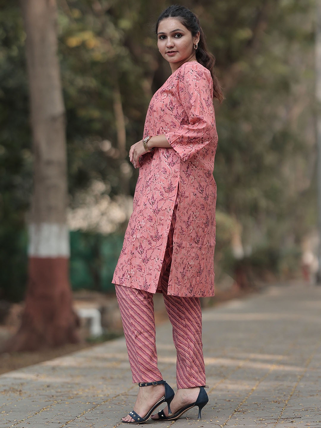 Swarna Akriti Floral Printed V-Neck Chanderi Silk Straight Kurta With Trousers, Peach
Swarna Akriti Floral Printed V-Neck Chanderi Silk Straight Kurta With Trousers, Peach