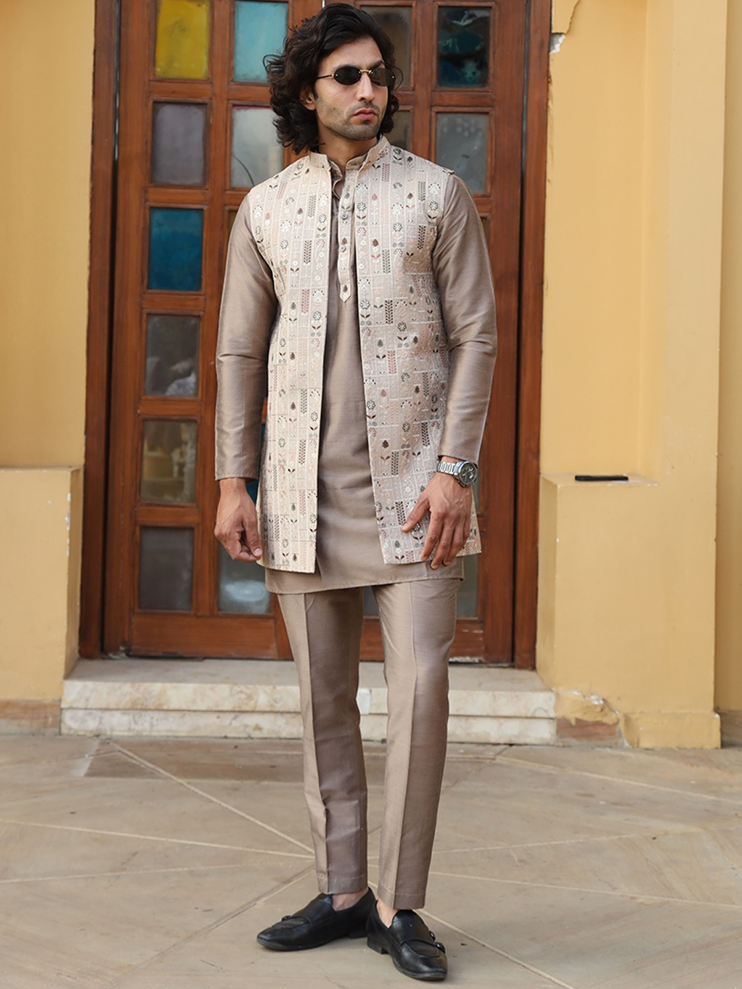 The Kurta Studio Floral Printed Mandarin Collar Straight Kurta With Pyjamas & Long Jacket, Grey
The Kurta Studio Floral Printed Mandarin Collar Straight Kurta With Pyjamas & Long Jacket, Grey