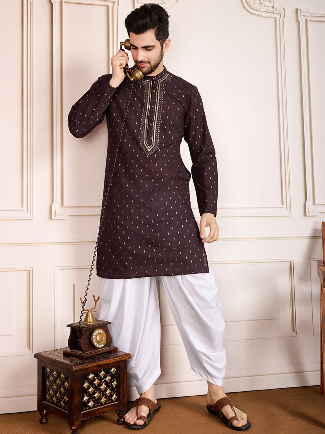 House of Pataudi Floral Embroidered Mandarin Collar Sequnnied Cotton Straight Kurta, Coffee brown
House of Pataudi Floral Embroidered Mandarin Collar Sequnnied Cotton Straight Kurta, Coffee brown