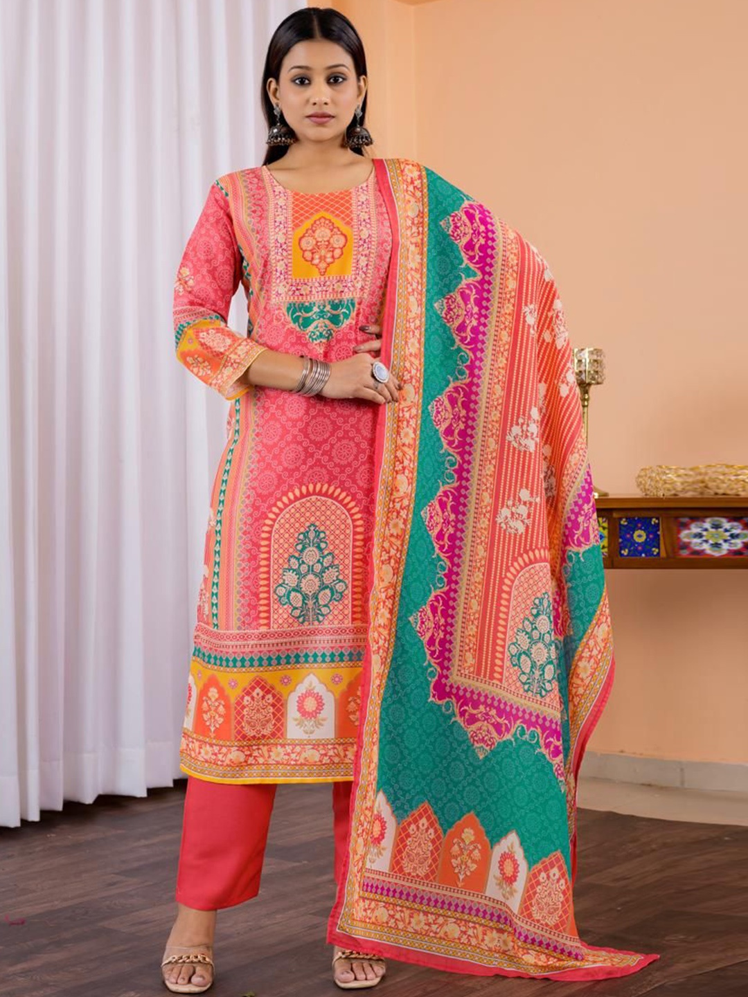 FVD Floral Printed Round Neck Chanderi Silk Straight Kurta With Trousers & Dupatta, Pink
FVD Floral Printed Round Neck Chanderi Silk Straight Kurta With Trousers & Dupatta, Pink