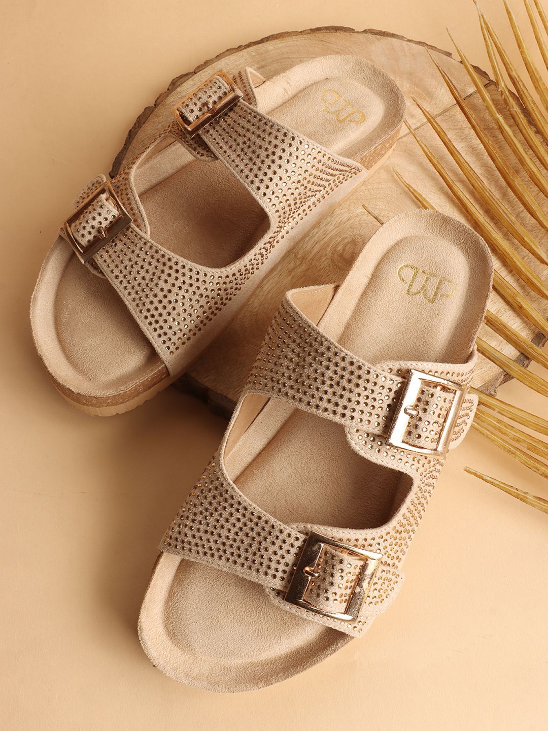 THE WHITE POLE Women The White Pole Stylish Trending Ethnic Flat Floter Sandal, Gold
THE WHITE POLE Women The White Pole Stylish Trending Ethnic Flat Floter Sandal, Gold