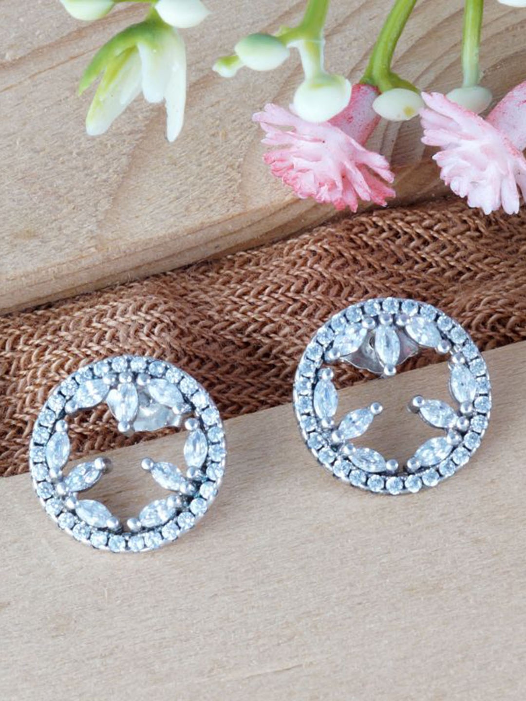 Tuanz Silver Jewelry 925 Sterling Silver Rhodium-Plated Stone Studded Contemporary Studs
Tuanz Silver Jewelry 925 Sterling Silver Rhodium-Plated Stone Studded Contemporary Studs