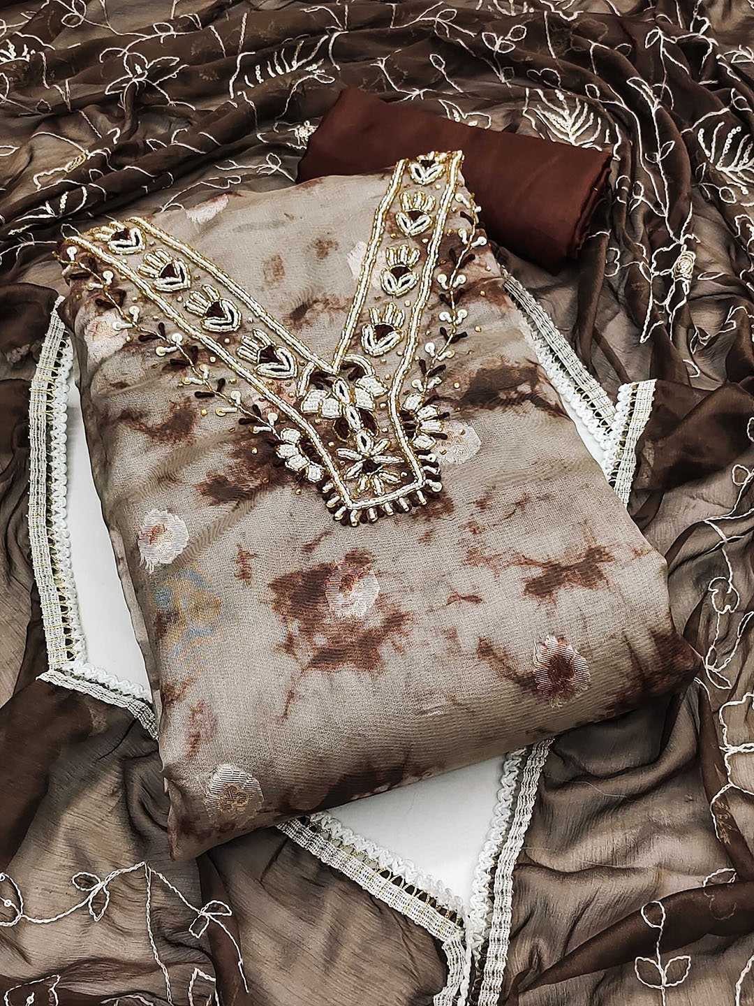 SAINOOR Floral Printed Beads & Stones Organza Banarasi Semi-Stitched Dress Material, Brown
SAINOOR Floral Printed Beads & Stones Organza Banarasi Semi-Stitched Dress Material, Brown