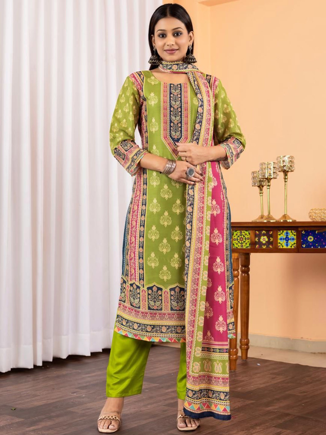 FVD Floral Printed Round Neck Chanderi Silk Straight Kurta With Trousers & Dupatta, Green
FVD Floral Printed Round Neck Chanderi Silk Straight Kurta With Trousers & Dupatta, Green