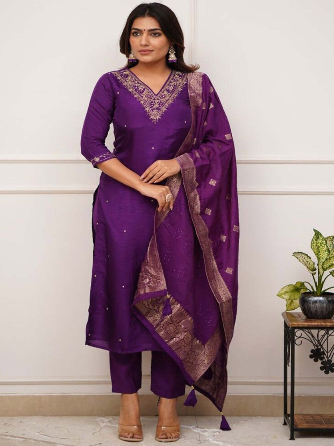 REALLTREND Floral Embroidered Thread Work V-Neck Straight Kurta With Trouser & Dupatta, Purple
REALLTREND Floral Embroidered Thread Work V-Neck Straight Kurta With Trouser & Dupatta, Purple