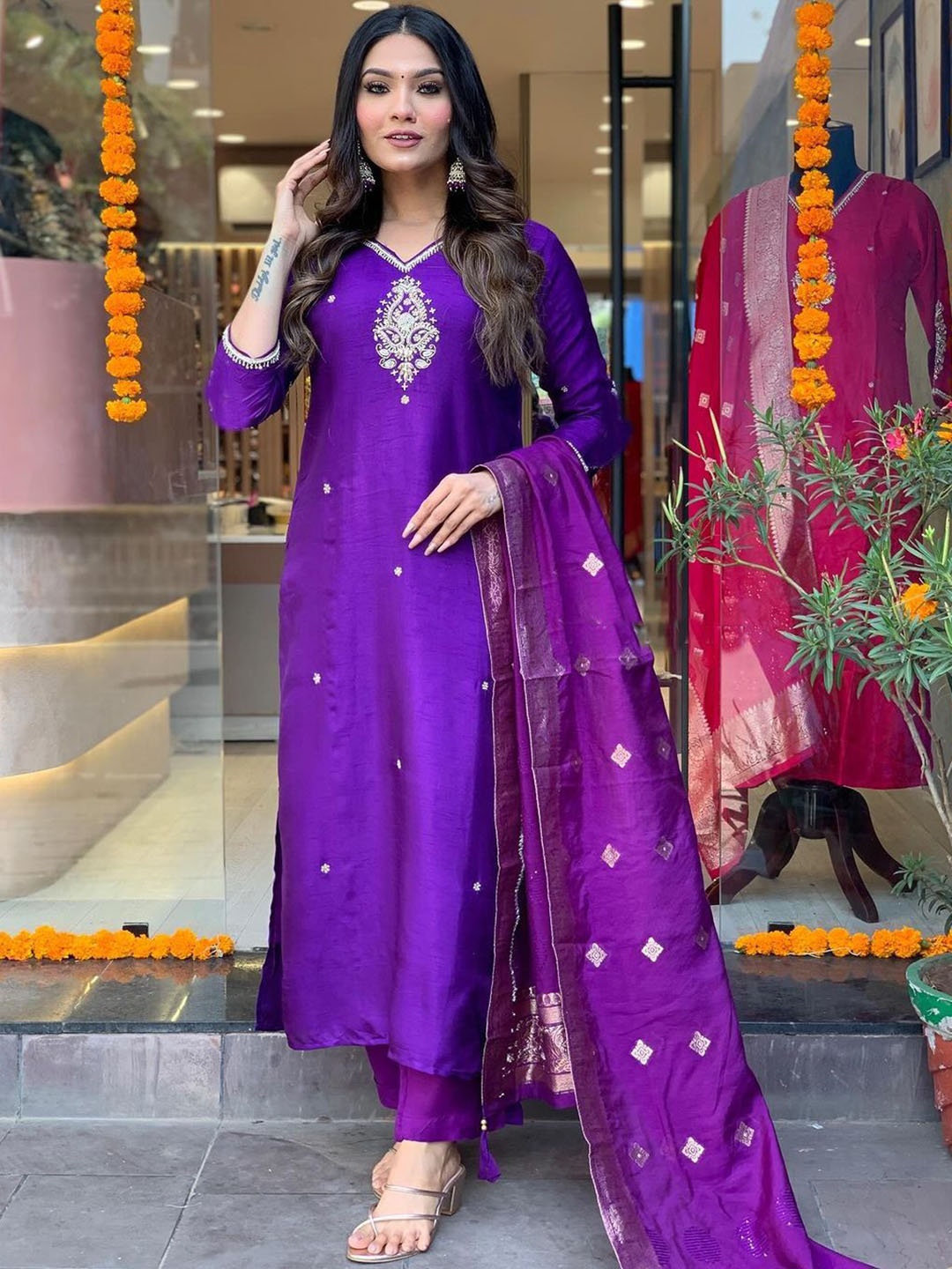 mimi design Floral Embroidered Beads and Stones Straight Kurta with Trouser & Dupatta, Purple
mimi design Floral Embroidered Beads and Stones Straight Kurta with Trouser & Dupatta, Purple