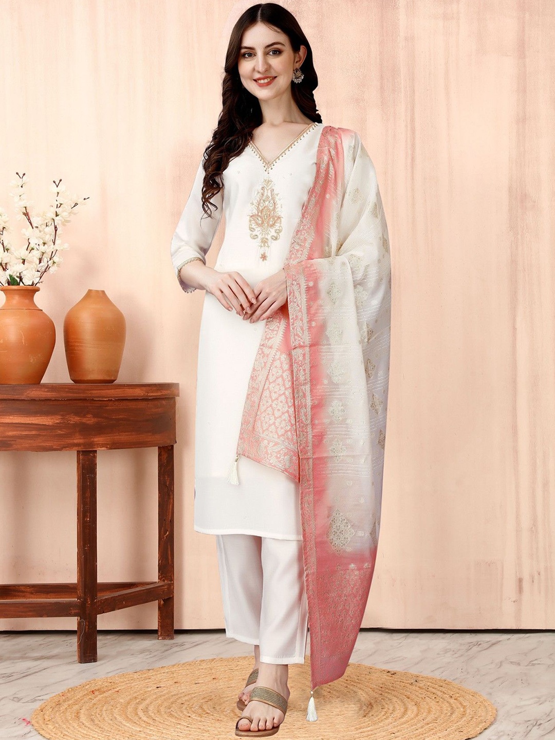 mimi design Floral Yoke Design Thread Work Straight Kurta with Trousers & Dupatta, White
mimi design Floral Yoke Design Thread Work Straight Kurta with Trousers & Dupatta, White