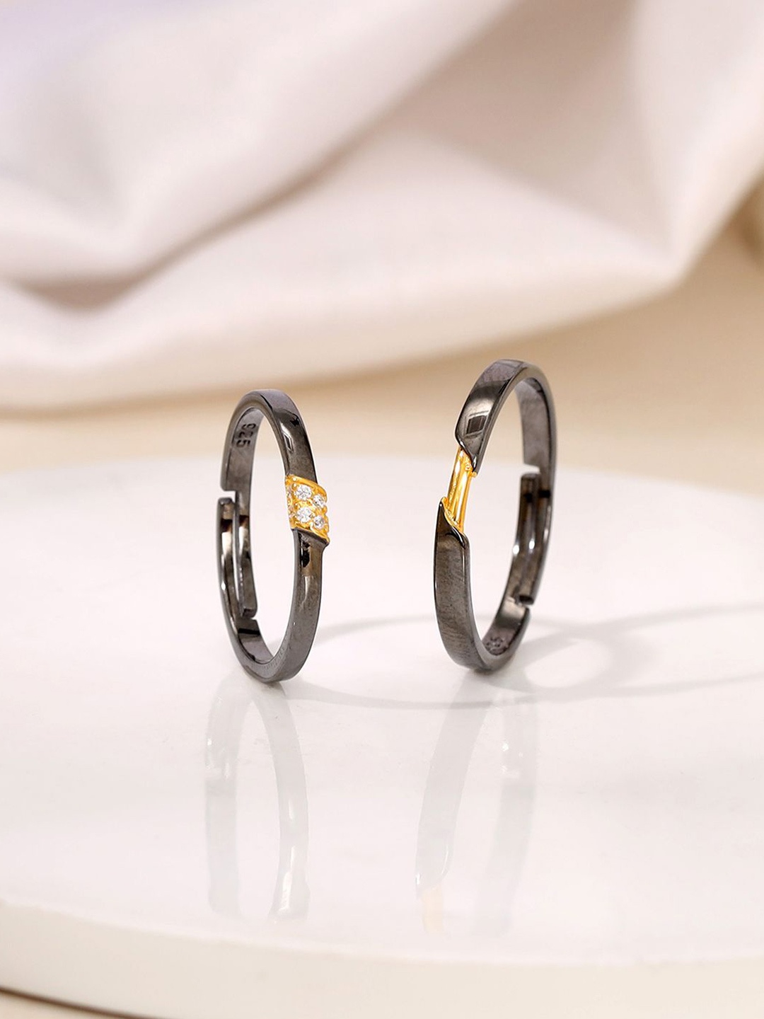 GIVA Set Of 2 925 Sterling Silver Rhodium-Plated Cubic Zirconia-Studded Couple Rings
GIVA Set Of 2 925 Sterling Silver Rhodium-Plated Cubic Zirconia-Studded Couple Rings