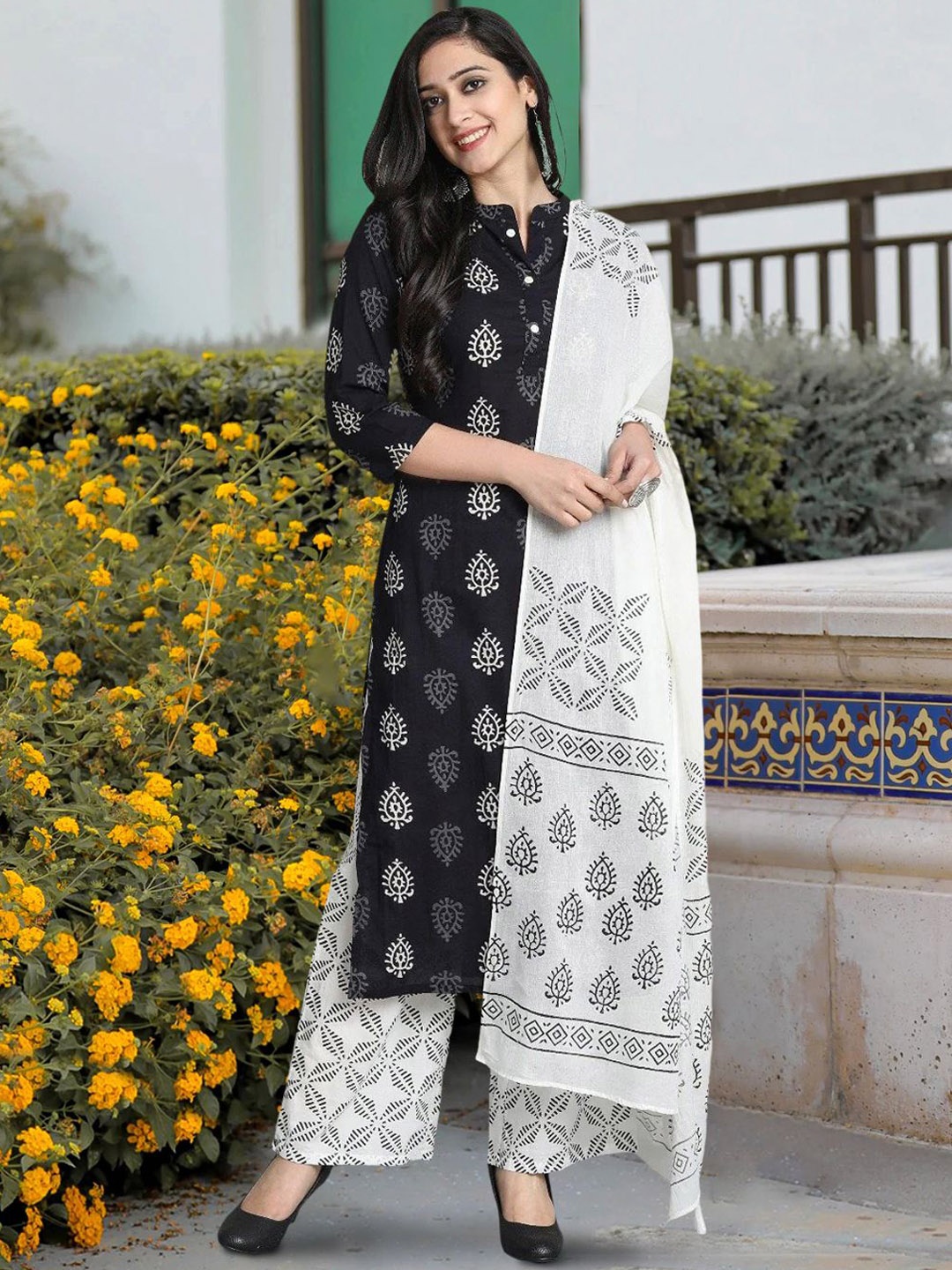 Moda Rapido Women Ethnic Motifs Printed Regular Kurta with Trousers & With Dupatta, Black
Moda Rapido Women Ethnic Motifs Printed Regular Kurta with Trousers & With Dupatta, Black