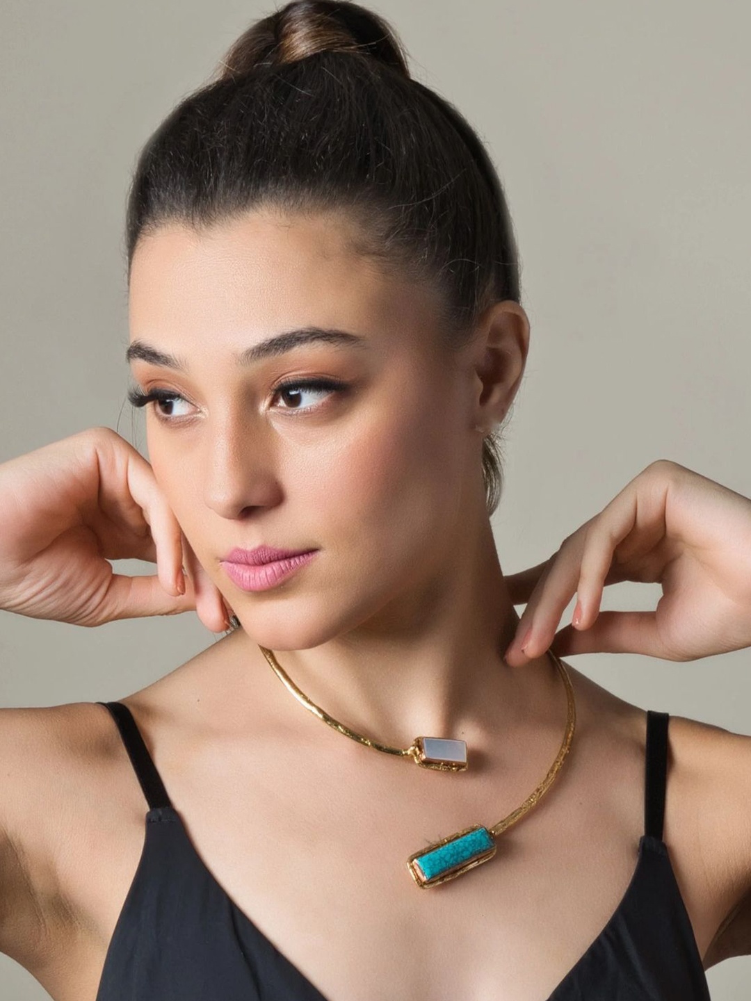 QUEENS JEWELS Gold-Plated Artificial Stones Studded Oceanic Turquoise Shell Necklace
QUEENS JEWELS Gold-Plated Artificial Stones Studded Oceanic Turquoise Shell Necklace