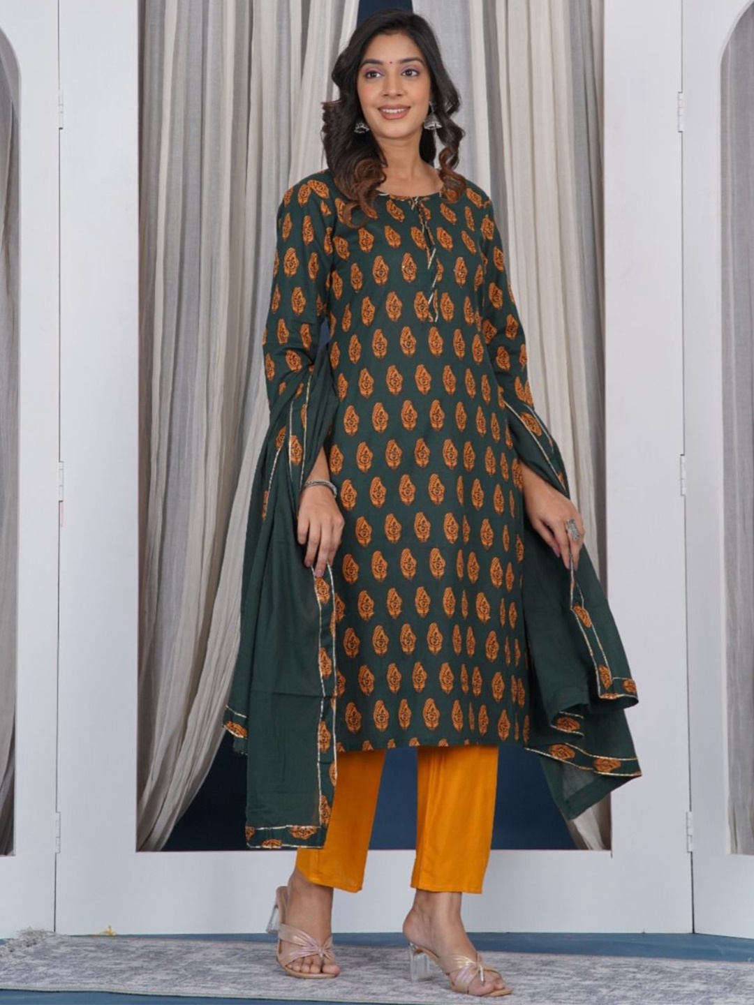 Prathmikta Paisley Printed Notch Neck Pure Cotton Straight Kurta With Trousers & Dupatta, Green
Prathmikta Paisley Printed Notch Neck Pure Cotton Straight Kurta With Trousers & Dupatta, Green