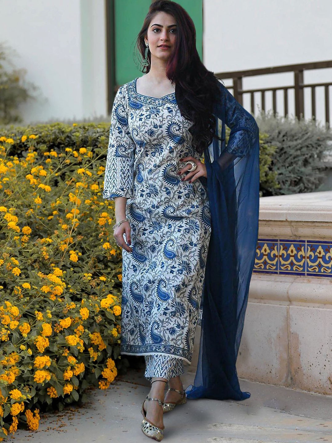 Moda Rapido Women Ethnic Motifs Printed Regular Kurta with Trousers & With Dupatta, White
Moda Rapido Women Ethnic Motifs Printed Regular Kurta with Trousers & With Dupatta, White