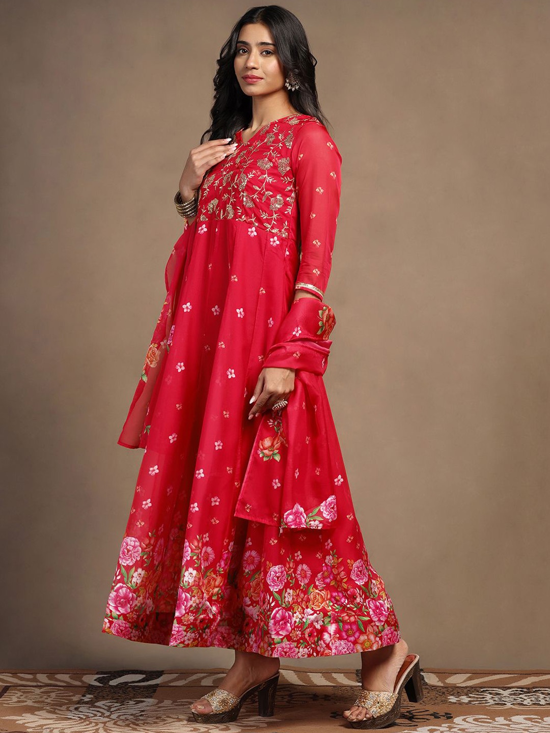 Sangria Floral Printed Sequinned V-Neck Organza Anarkali Kurta With Trouser & Dupatta, Red
Sangria Floral Printed Sequinned V-Neck Organza Anarkali Kurta With Trouser & Dupatta, Red