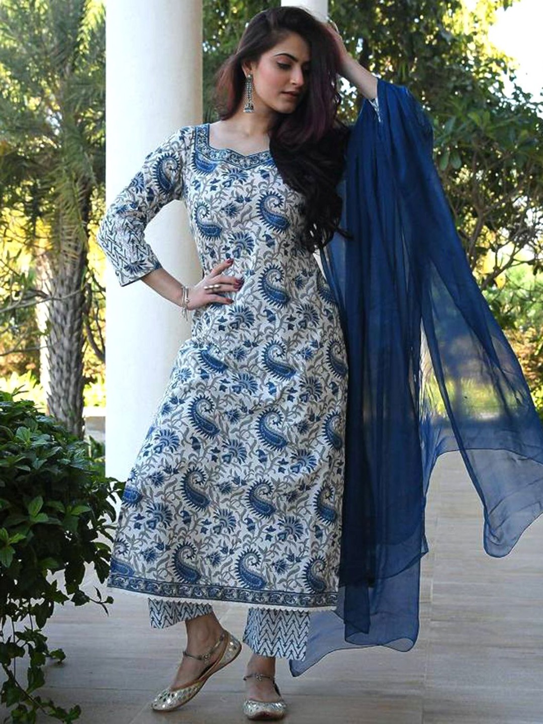 Moda Rapido Women Ethnic Motifs Printed Regular Kurta with Trousers & With Dupatta, White
Moda Rapido Women Ethnic Motifs Printed Regular Kurta with Trousers & With Dupatta, White
