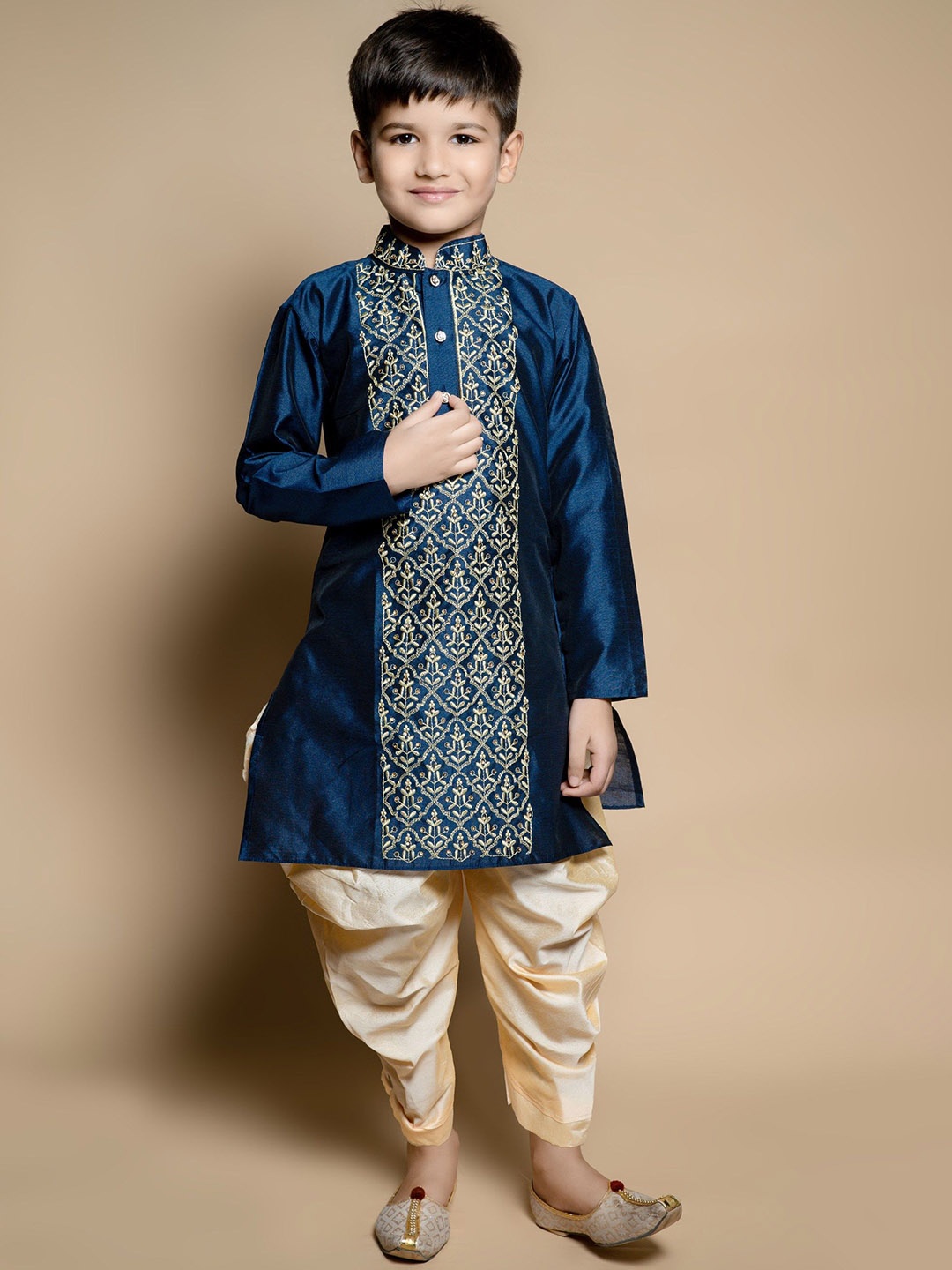 Cae Boys Floral Embroidered Mandarin Collar Dupion Silk Kurta With Patiala, Navy blue
Cae Boys Floral Embroidered Mandarin Collar Dupion Silk Kurta With Patiala, Navy blue