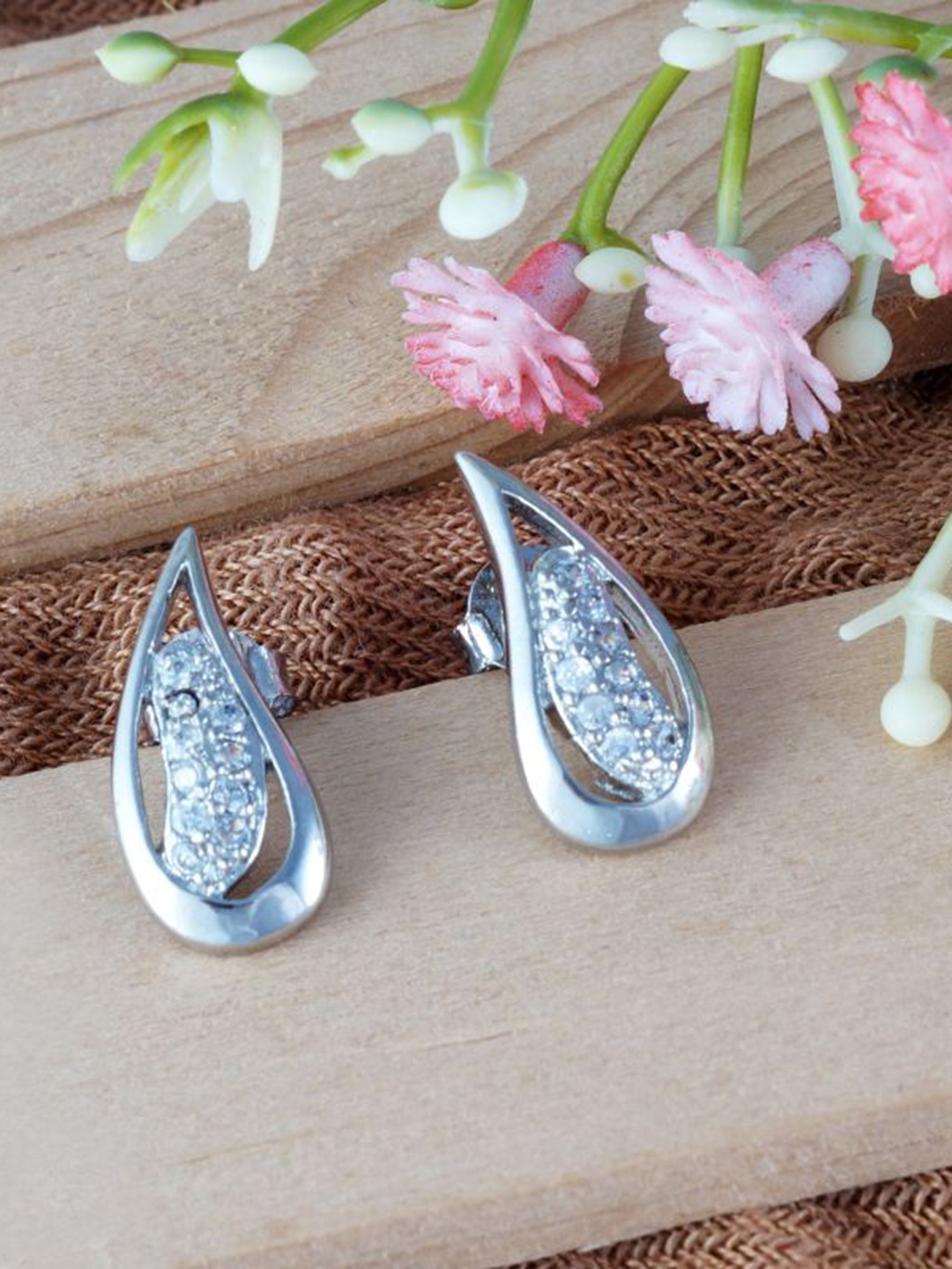 Tuanz Silver Jewelry 925 Sterling Silver Rhodium-Plated Stone Studded Drop Earrings
Tuanz Silver Jewelry 925 Sterling Silver Rhodium-Plated Stone Studded Drop Earrings