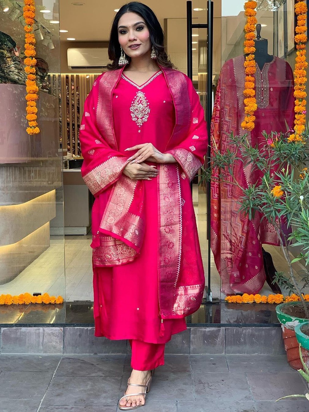 mimi design Plus Size Floral Embroidered Beads and Stones Kurta with Trousers & Dupatta, Pink
mimi design Plus Size Floral Embroidered Beads and Stones Kurta with Trousers & Dupatta, Pink