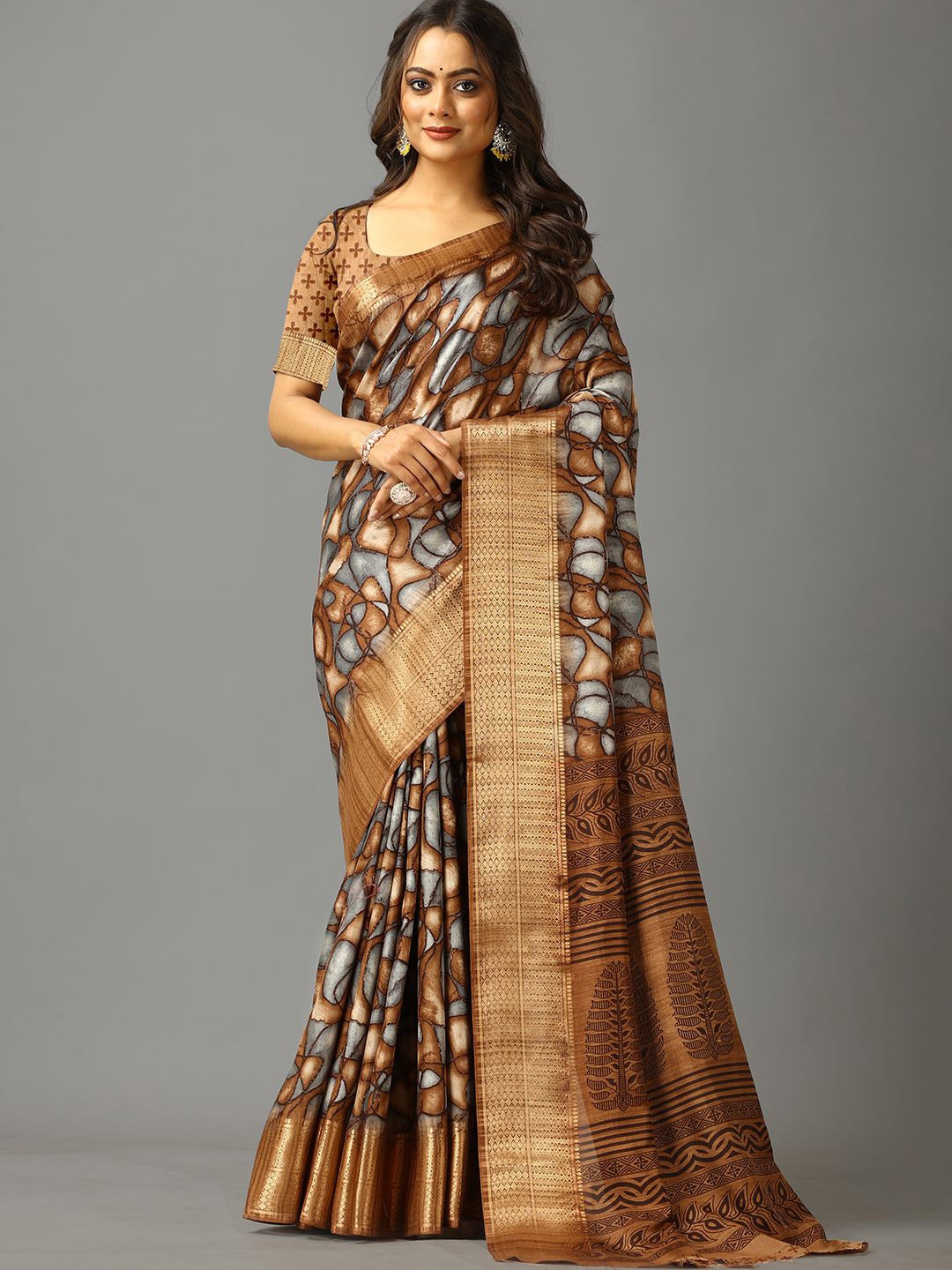 A.V.M. SILK MILLS Abstract Printed Woven Zari Saree With Unstitched Blouse Piece, Coffee brown
A.V.M. SILK MILLS Abstract Printed Woven Zari Saree With Unstitched Blouse Piece, Coffee brown