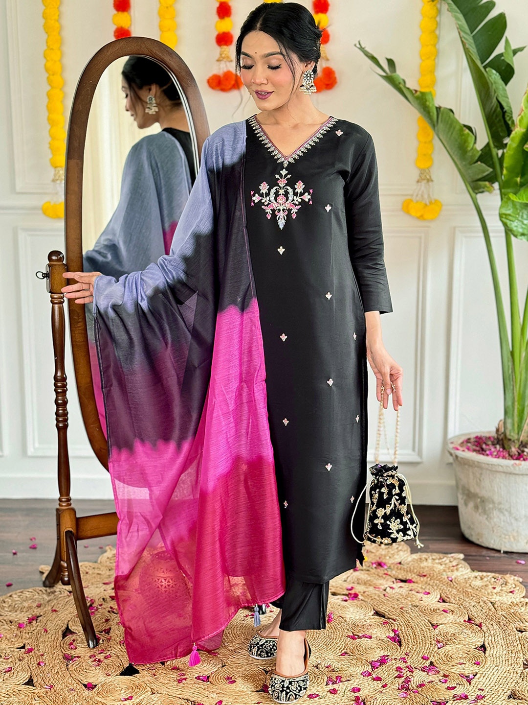 DIVASTRI Floral Embroidered Sequinned Chanderi Silk Straight Kurta With Trousers & Dupatta, Black
DIVASTRI Floral Embroidered Sequinned Chanderi Silk Straight Kurta With Trousers & Dupatta, Black