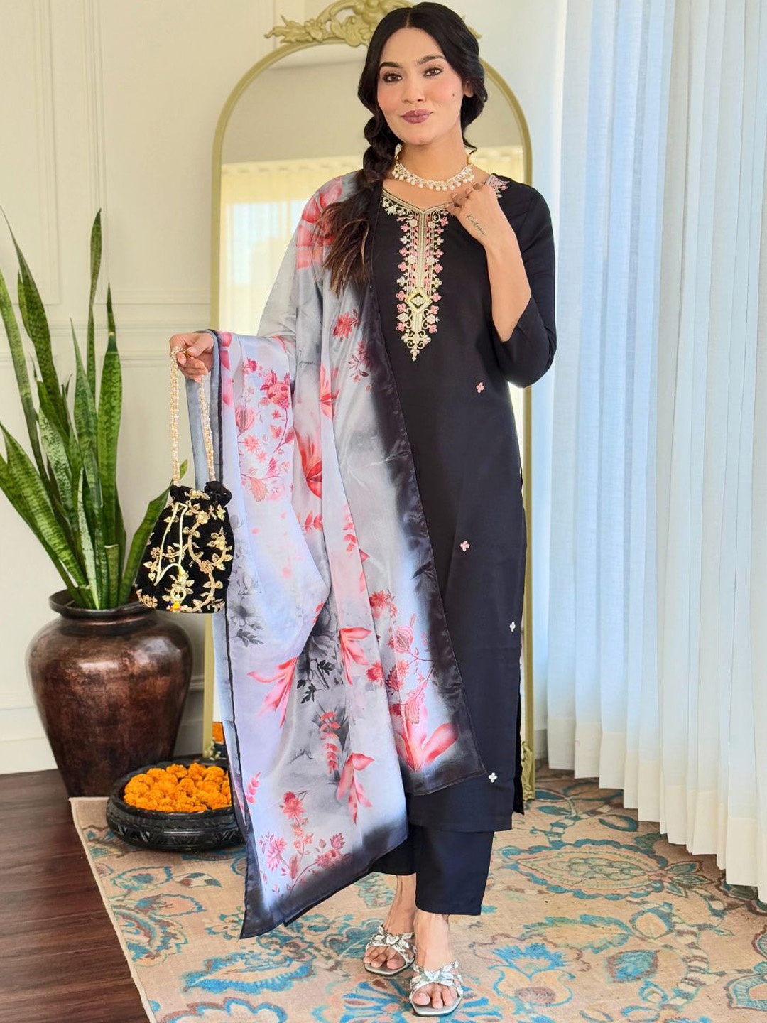 DIVASTRI Floral Embroidered Sweetheart Neck Sequinned Kurta With Trouser & Dupatta, Black
DIVASTRI Floral Embroidered Sweetheart Neck Sequinned Kurta With Trouser & Dupatta, Black