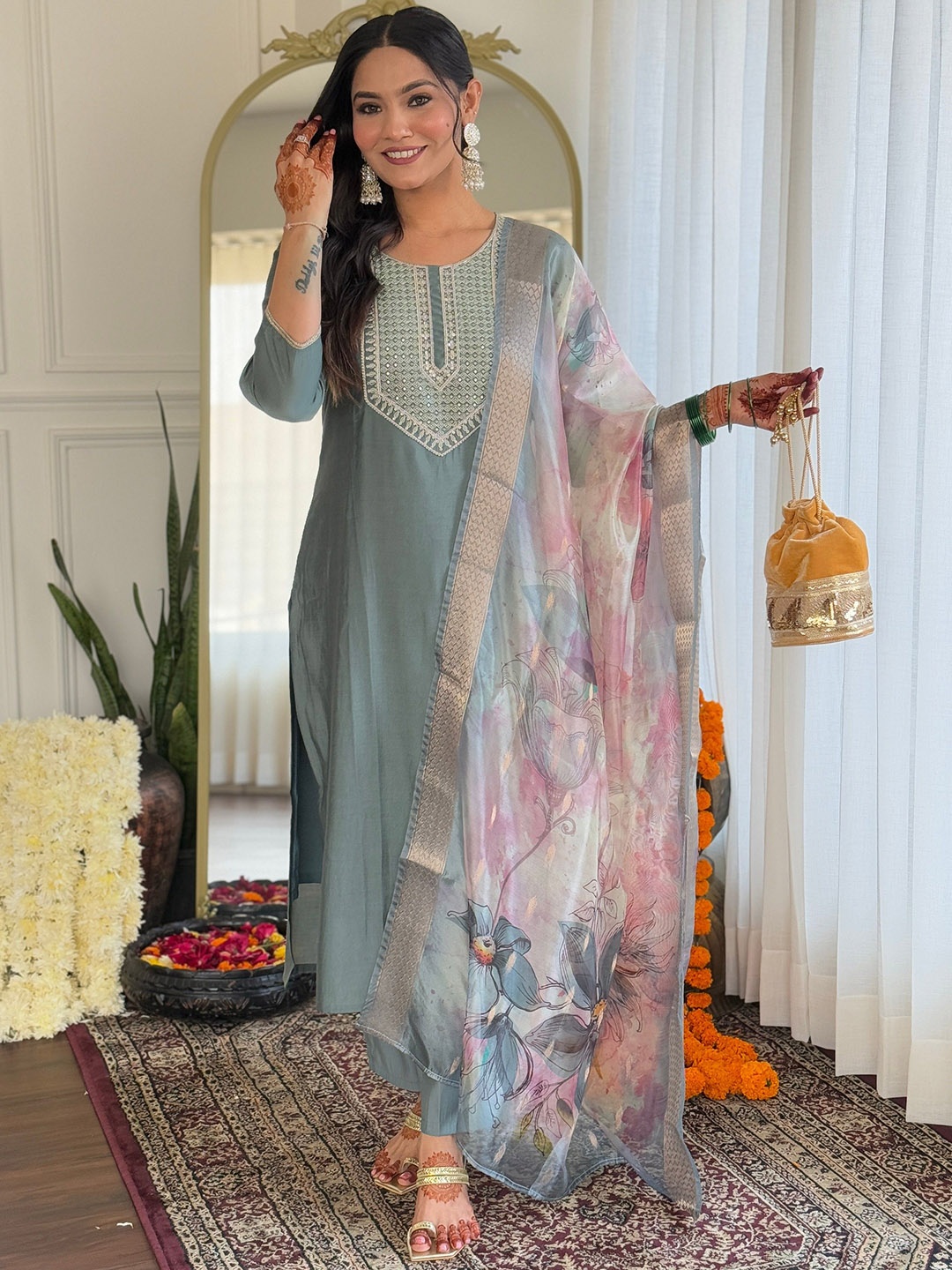 DIVASTRI Women Floral Embroidered Sequinned Kurta with Trousers & With Dupatta, Green
DIVASTRI Women Floral Embroidered Sequinned Kurta with Trousers & With Dupatta, Green