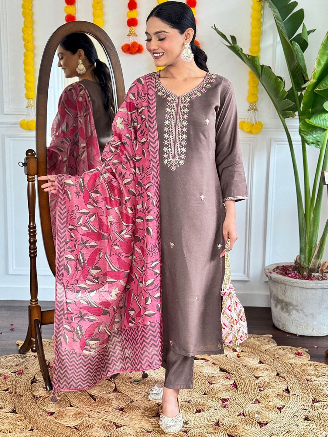 Lilots Floral Embroidered Straight Chanderi Silk Kurta With Trousers And Dupatta, Brown
Lilots Floral Embroidered Straight Chanderi Silk Kurta With Trousers And Dupatta, Brown