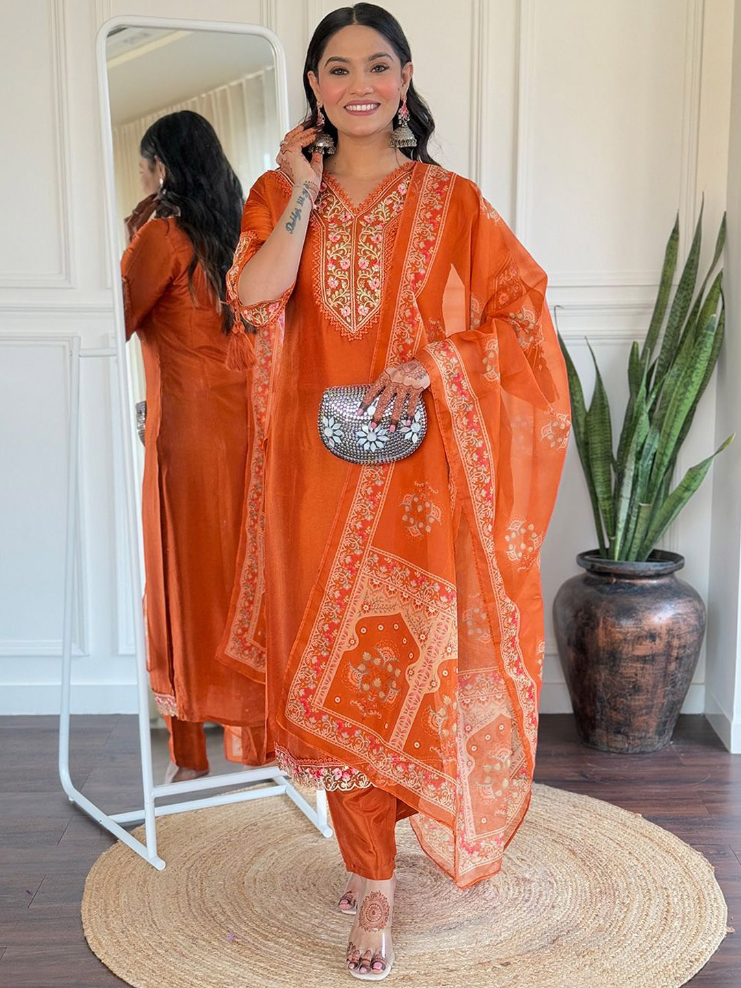 DIVASTRI Floral Yoke Design V-Neck Sequinned Straight Kurta With Trousers & Dupatta, Rust
DIVASTRI Floral Yoke Design V-Neck Sequinned Straight Kurta With Trousers & Dupatta, Rust