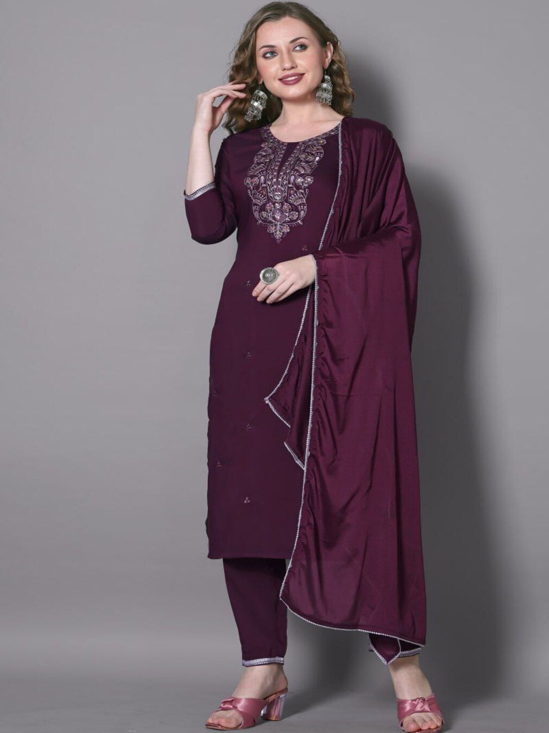 DIVASTRI Ethnic Motifs Sequinned Embroidered Round Neck Kurta with Trousers & Dupatta, Purple
DIVASTRI Ethnic Motifs Sequinned Embroidered Round Neck Kurta with Trousers & Dupatta, Purple