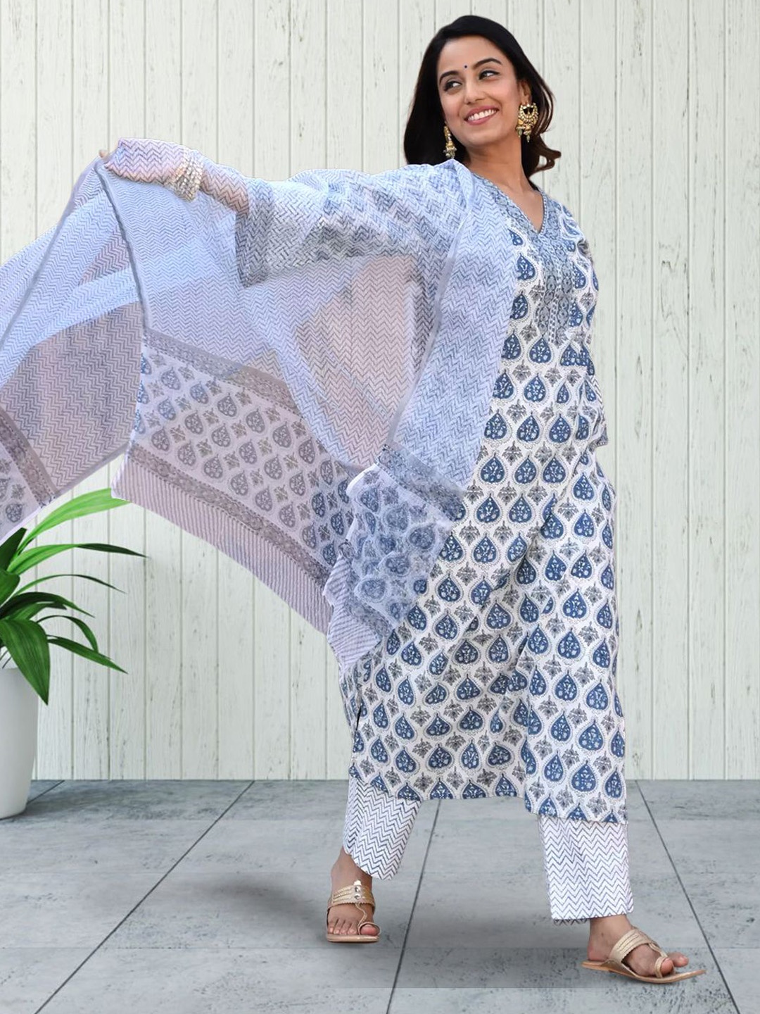 Moda Rapido Women Ethnic Motifs Printed Regular Kurta with Trousers & With Dupatta, Blue
Moda Rapido Women Ethnic Motifs Printed Regular Kurta with Trousers & With Dupatta, Blue