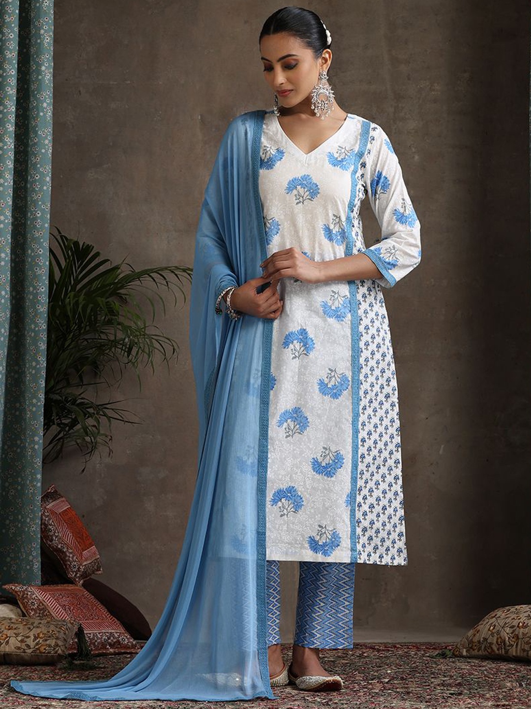 Khushal K Floral Printed Regular Pure Cotton V-Neck Straight Kurta with Palazzos & Dupatta, White
Khushal K Floral Printed Regular Pure Cotton V-Neck Straight Kurta with Palazzos & Dupatta, White