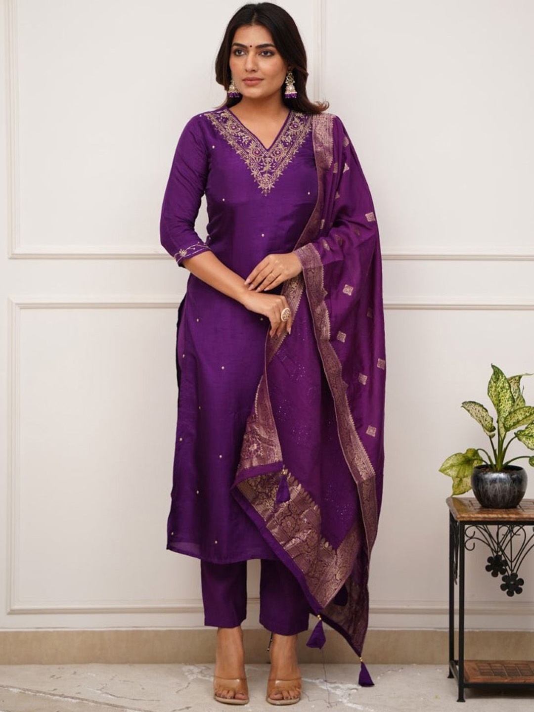 Lilots Floral Embroidered V-Neck Straight Chanderi Silk Kurta With Trousers And Dupatta, Purple
Lilots Floral Embroidered V-Neck Straight Chanderi Silk Kurta With Trousers And Dupatta, Purple