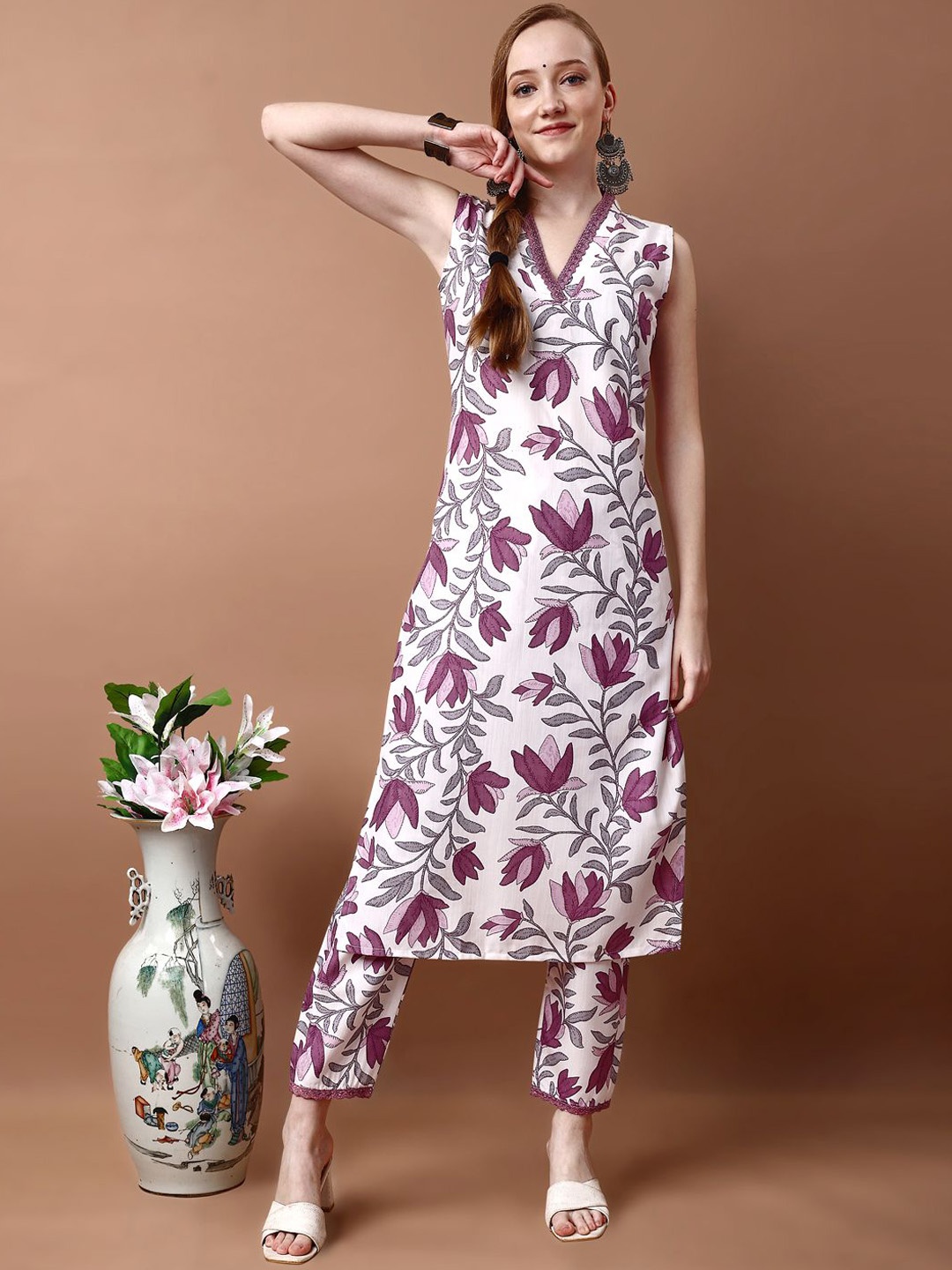 SANTOPERA DESIGNER Floral Printed V-Neck Sleeveless Straight Kurta With Trousers, Purple
SANTOPERA DESIGNER Floral Printed V-Neck Sleeveless Straight Kurta With Trousers, Purple