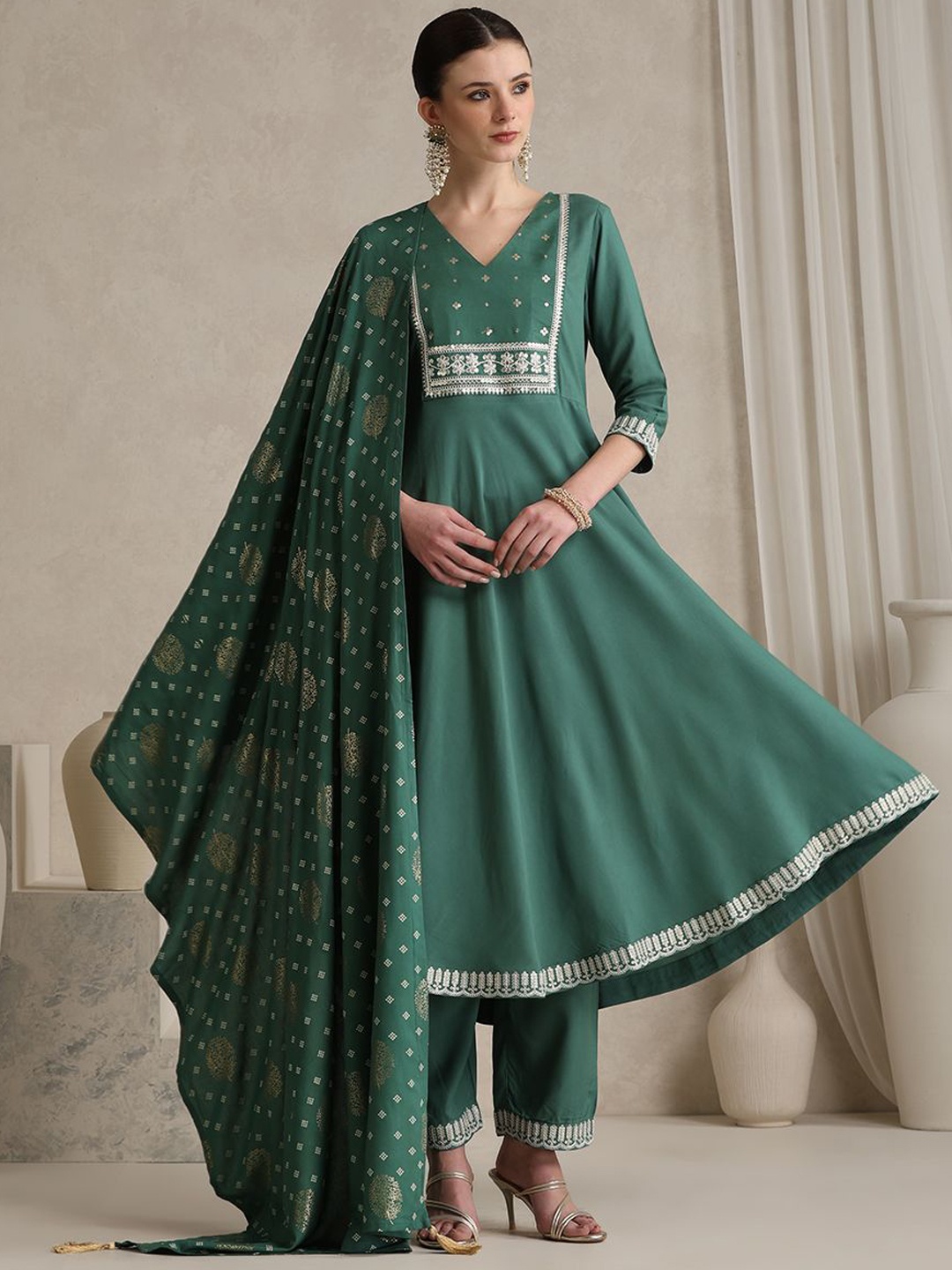 Khushal K Ethnic Motifs Yoke Design V-Neck Anarkali Kurta with Palazzos & With Dupatta, Green
Khushal K Ethnic Motifs Yoke Design V-Neck Anarkali Kurta with Palazzos & With Dupatta, Green