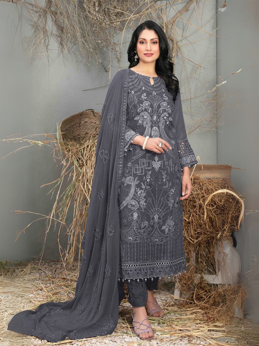 ODETTE Women Floral Embroidered Regular Sequinned Kurta with Trousers & With Dupatta, Grey
ODETTE Women Floral Embroidered Regular Sequinned Kurta with Trousers & With Dupatta, Grey